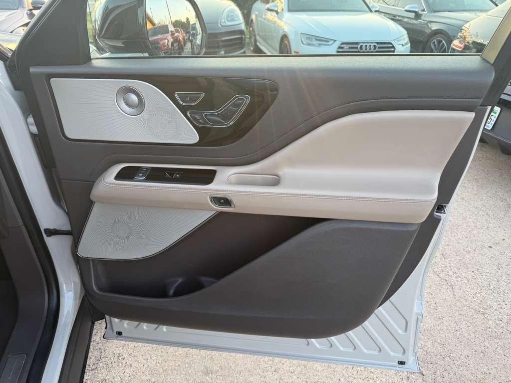 Lincoln Aviator Vehicle Full-screen Gallery Image 15