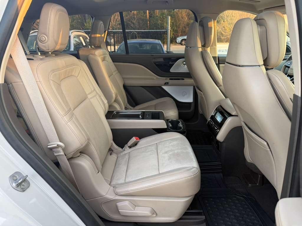 Lincoln Aviator Vehicle Full-screen Gallery Image 16