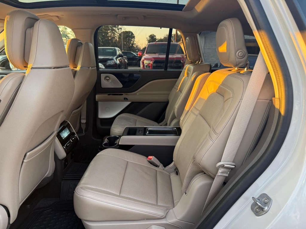 Lincoln Aviator Vehicle Full-screen Gallery Image 19