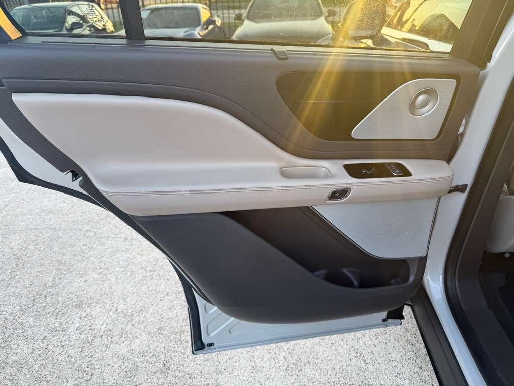 Lincoln Aviator Vehicle Full-screen Gallery Image 21