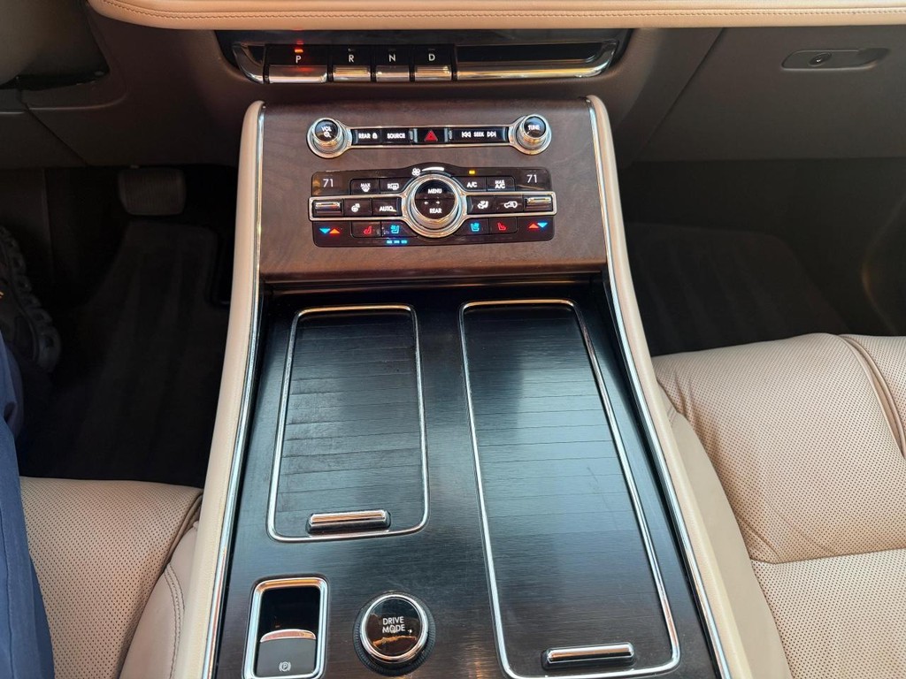 Lincoln Aviator Vehicle Full-screen Gallery Image 28