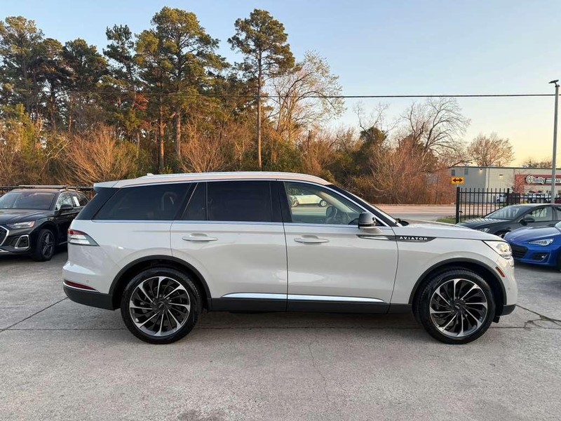 Lincoln Aviator Vehicle Full-screen Gallery Image 05