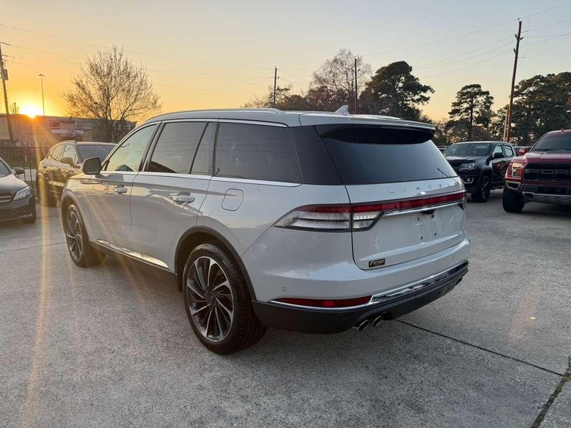 Lincoln Aviator Vehicle Full-screen Gallery Image 08