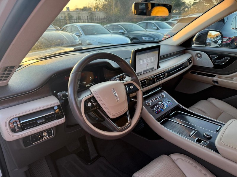 Lincoln Aviator Vehicle Full-screen Gallery Image 10
