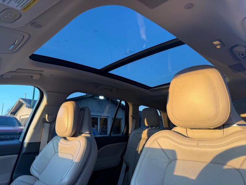 Lincoln Aviator Vehicle Full-screen Gallery Image 11