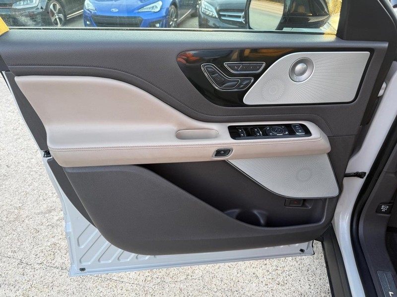 Lincoln Aviator Vehicle Full-screen Gallery Image 12