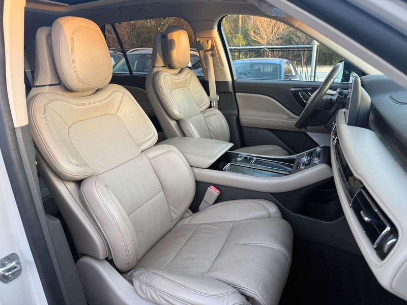 Lincoln Aviator Vehicle Full-screen Gallery Image 14