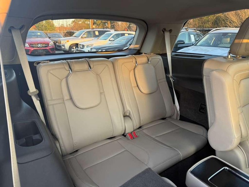 Lincoln Aviator Vehicle Full-screen Gallery Image 17