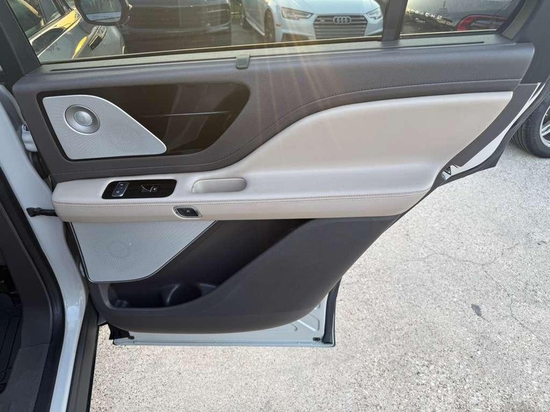 Lincoln Aviator Vehicle Full-screen Gallery Image 18