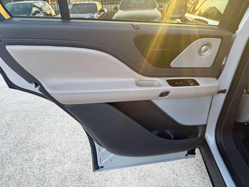 Lincoln Aviator Vehicle Full-screen Gallery Image 21