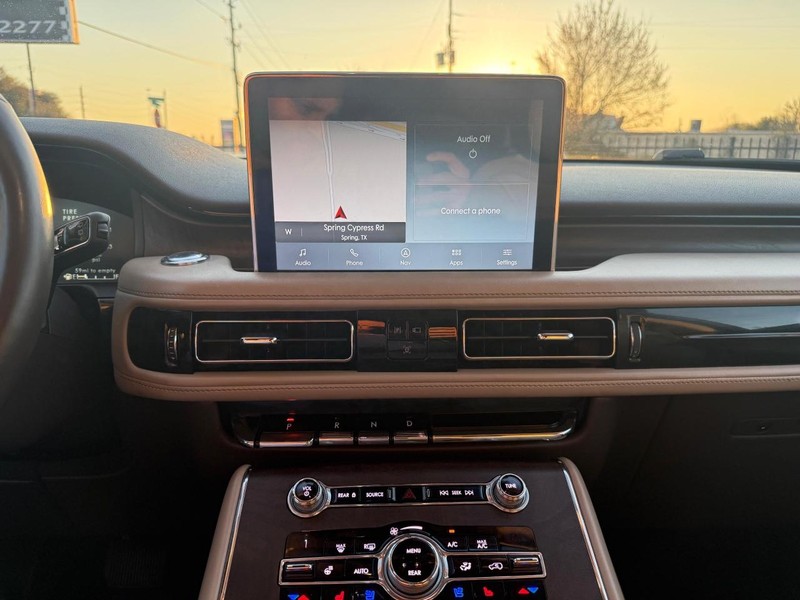 Lincoln Aviator Vehicle Full-screen Gallery Image 24