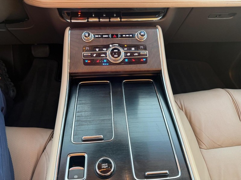 Lincoln Aviator Vehicle Full-screen Gallery Image 28