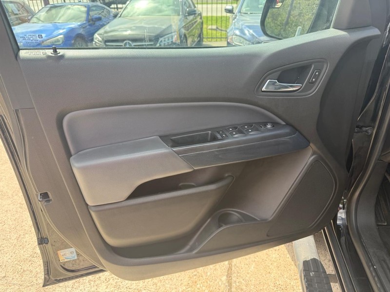 Chevrolet Colorado Vehicle Full-screen Gallery Image 12