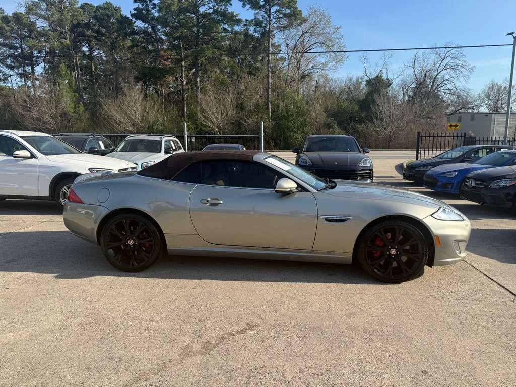 Jaguar XK Vehicle Full-screen Gallery Image 10