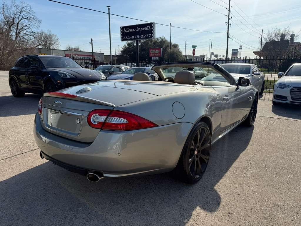 Jaguar XK Vehicle Full-screen Gallery Image 11