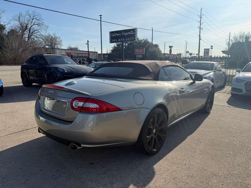 Jaguar XK Vehicle Full-screen Gallery Image 12