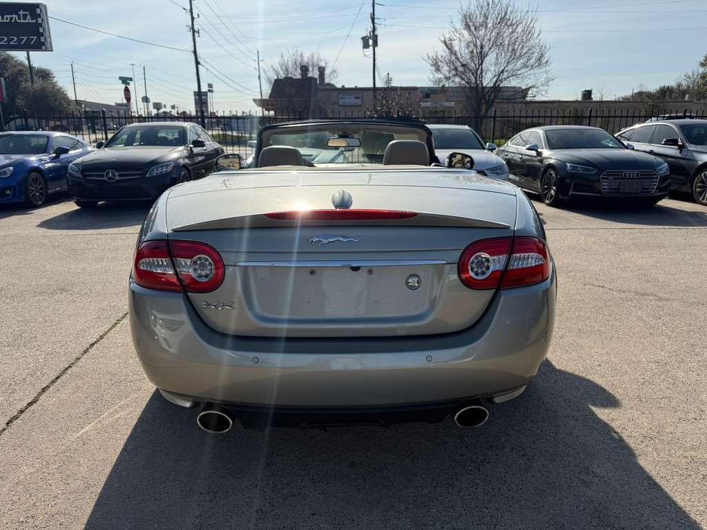 Jaguar XK Vehicle Full-screen Gallery Image 13