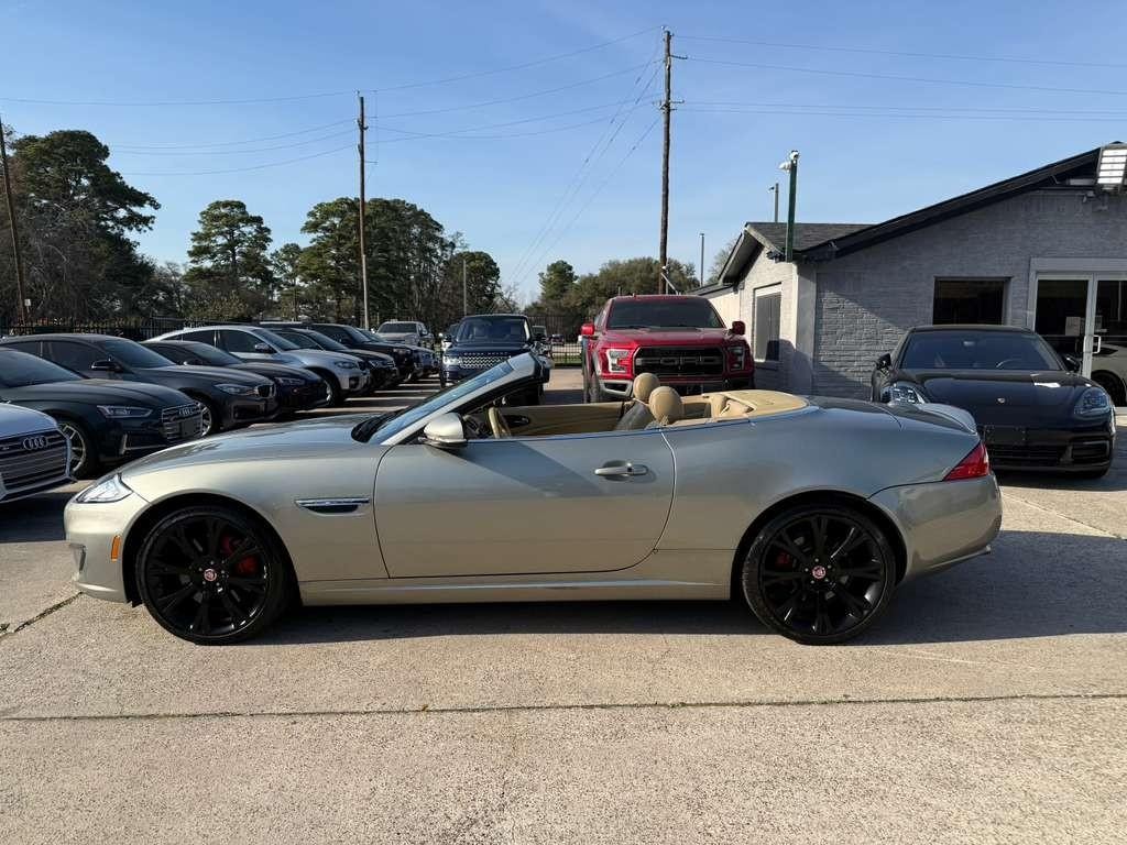 Jaguar XK Vehicle Full-screen Gallery Image 16