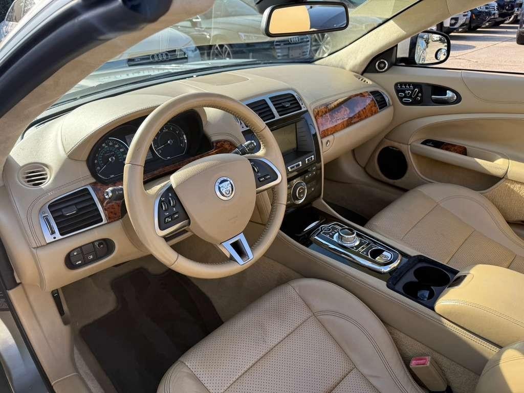 Jaguar XK Vehicle Full-screen Gallery Image 18