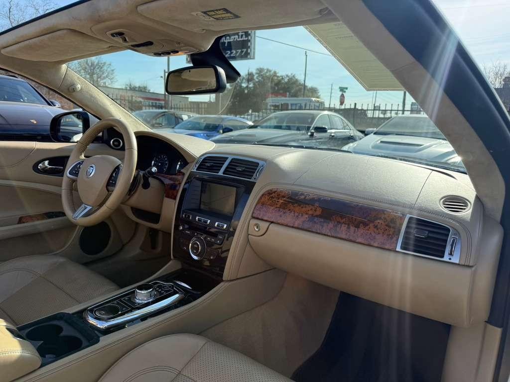 Jaguar XK Vehicle Full-screen Gallery Image 21