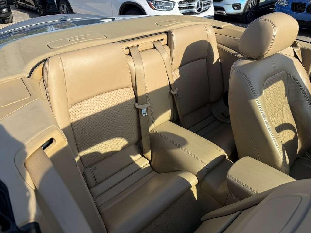 Jaguar XK Vehicle Full-screen Gallery Image 24