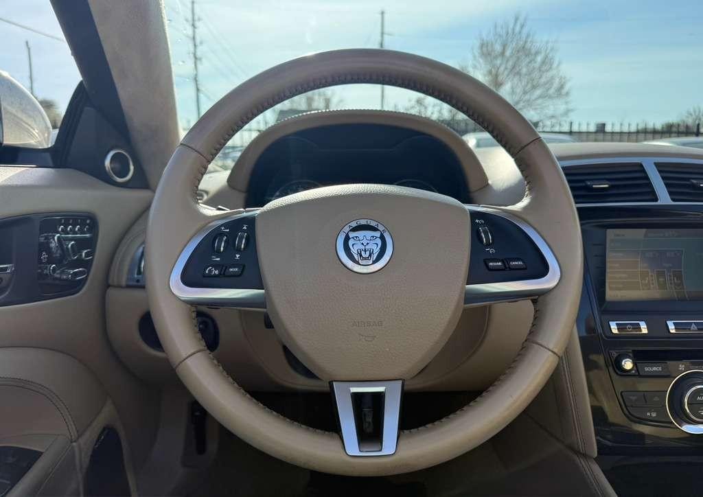 Jaguar XK Vehicle Full-screen Gallery Image 25