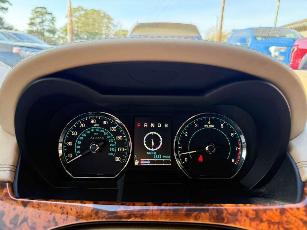 Jaguar XK Vehicle Full-screen Gallery Image 26