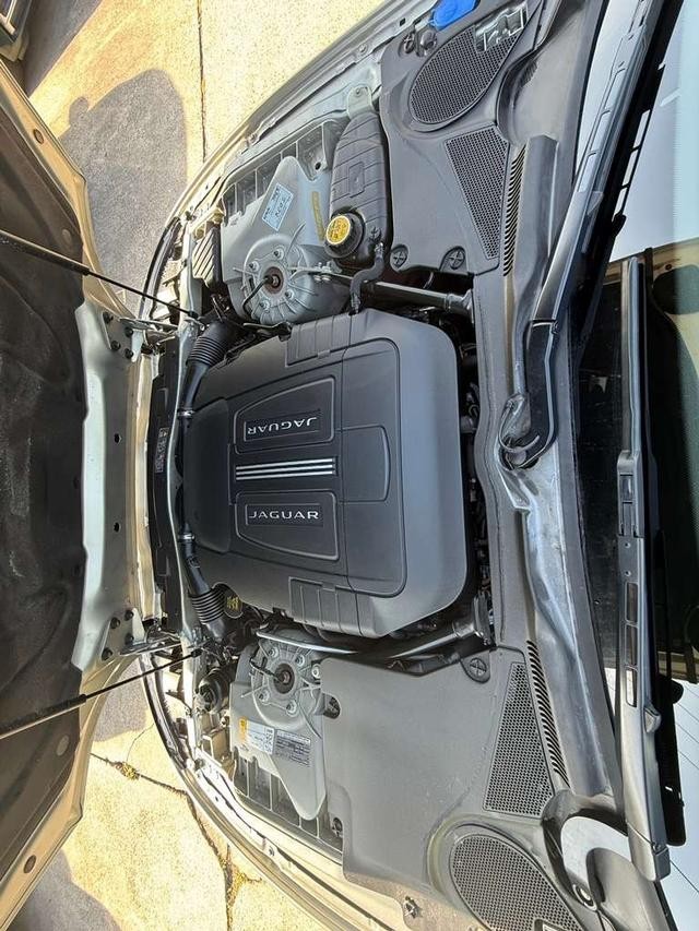 Jaguar XK Vehicle Full-screen Gallery Image 32