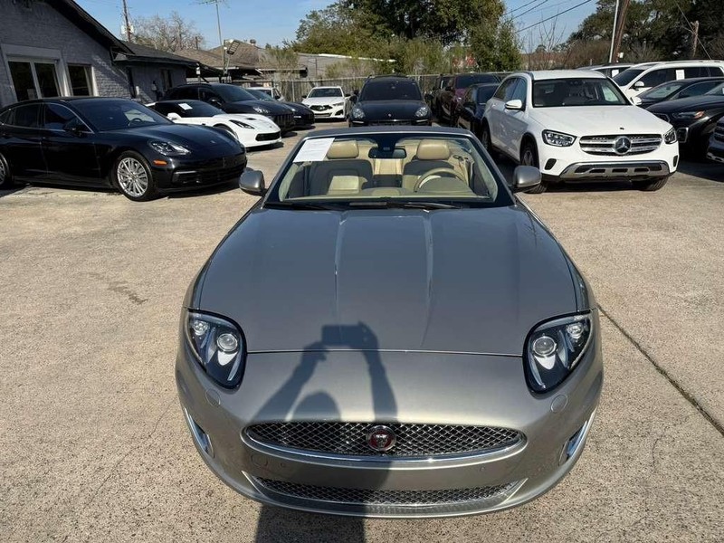 Jaguar XK Vehicle Full-screen Gallery Image 03