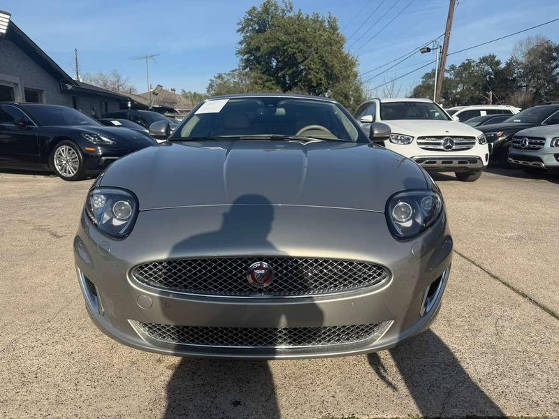 Jaguar XK Vehicle Full-screen Gallery Image 04