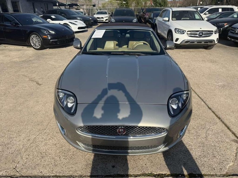 Jaguar XK Vehicle Full-screen Gallery Image 05