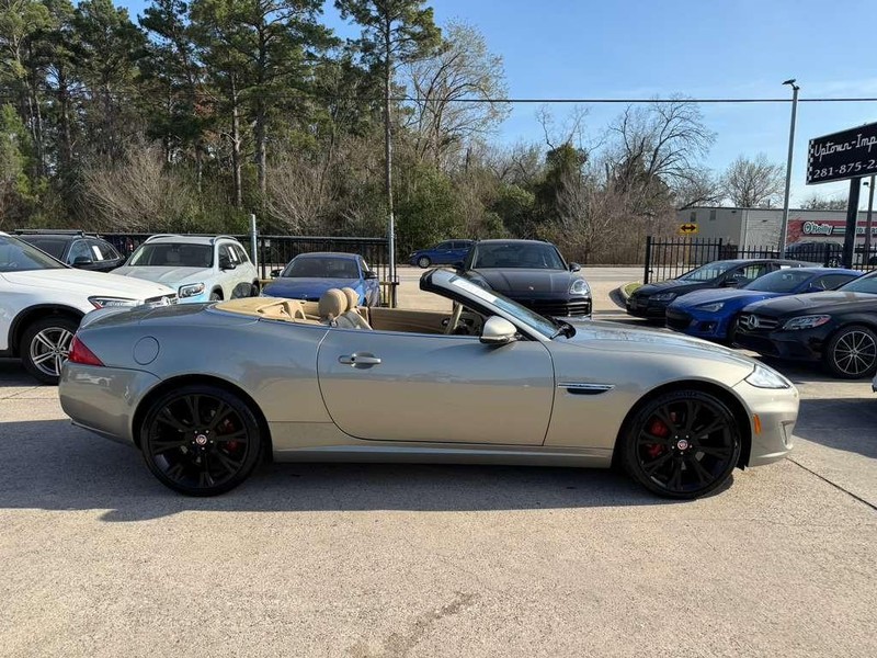 Jaguar XK Vehicle Full-screen Gallery Image 09