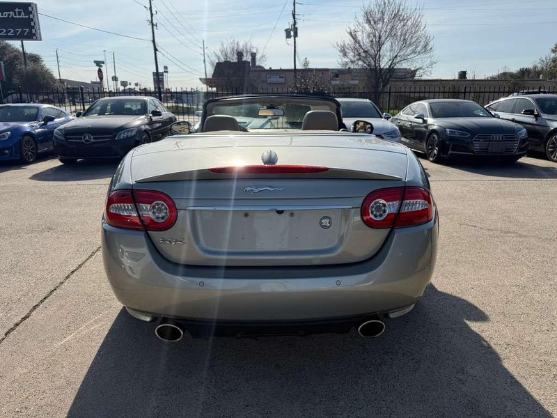 Jaguar XK Vehicle Full-screen Gallery Image 13