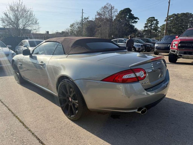 Jaguar XK Vehicle Full-screen Gallery Image 15