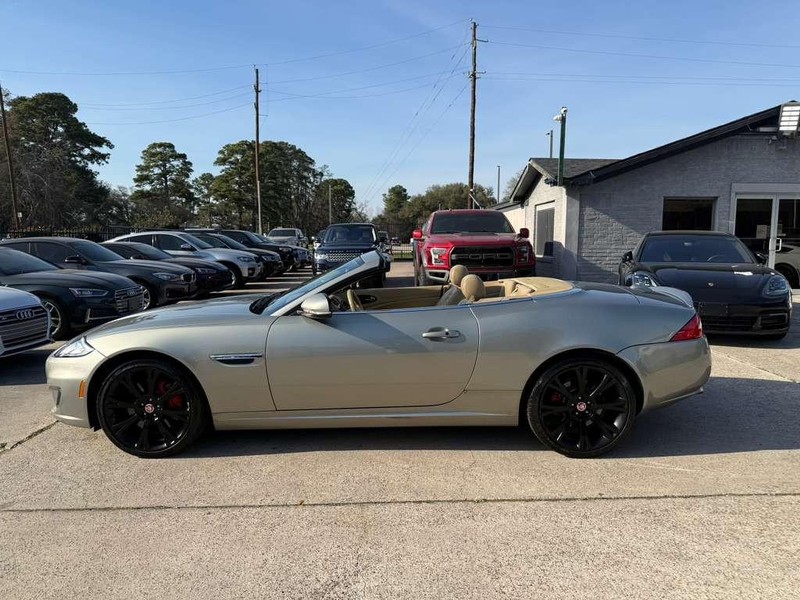 Jaguar XK Vehicle Full-screen Gallery Image 16