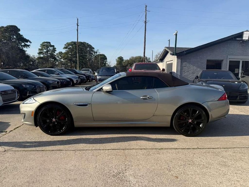 Jaguar XK Vehicle Full-screen Gallery Image 17