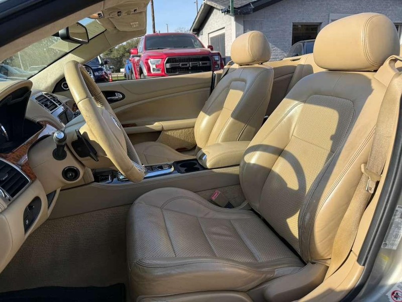 Jaguar XK Vehicle Full-screen Gallery Image 19