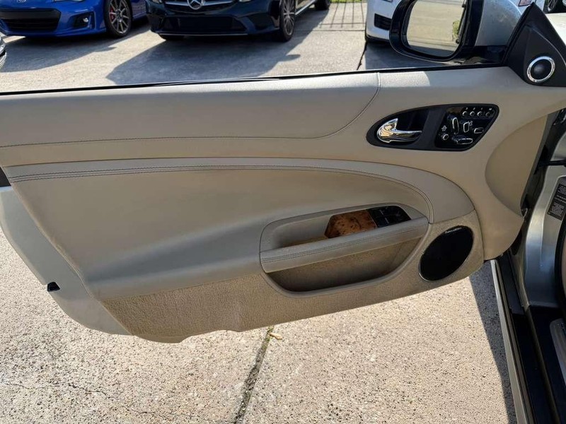 Jaguar XK Vehicle Full-screen Gallery Image 20