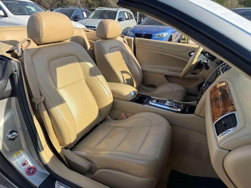 Jaguar XK Vehicle Full-screen Gallery Image 22