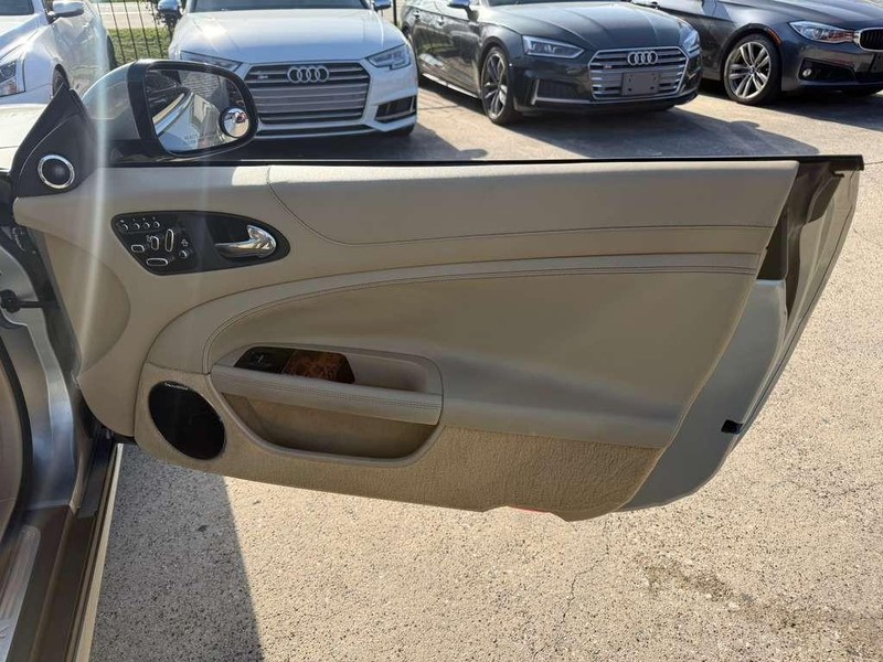 Jaguar XK Vehicle Full-screen Gallery Image 23