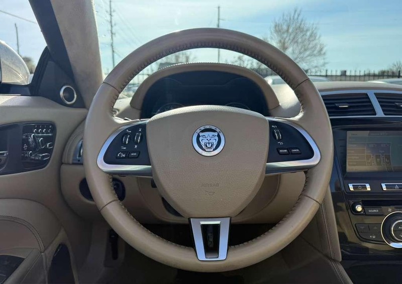 Jaguar XK Vehicle Full-screen Gallery Image 25