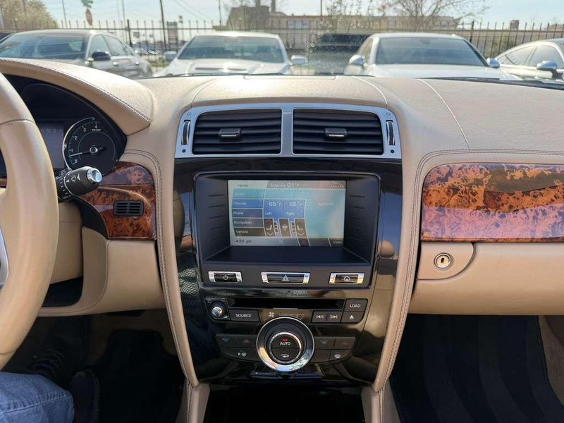 Jaguar XK Vehicle Full-screen Gallery Image 27