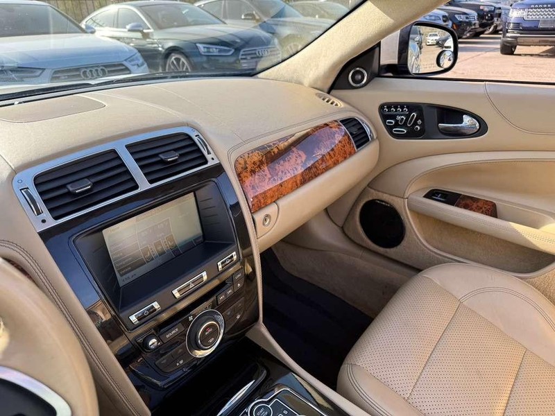 Jaguar XK Vehicle Full-screen Gallery Image 28