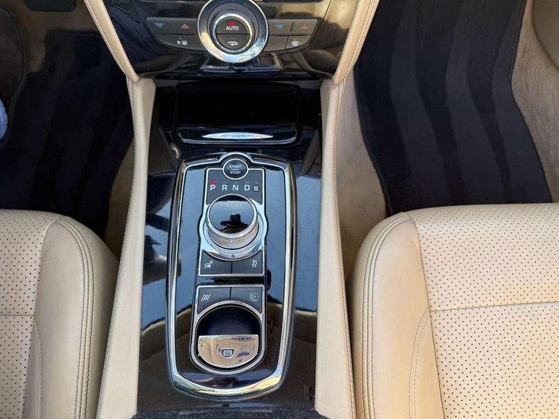 Jaguar XK Vehicle Full-screen Gallery Image 31