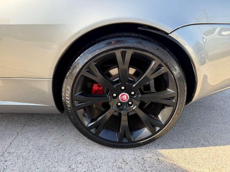 Jaguar XK Vehicle Full-screen Gallery Image 33