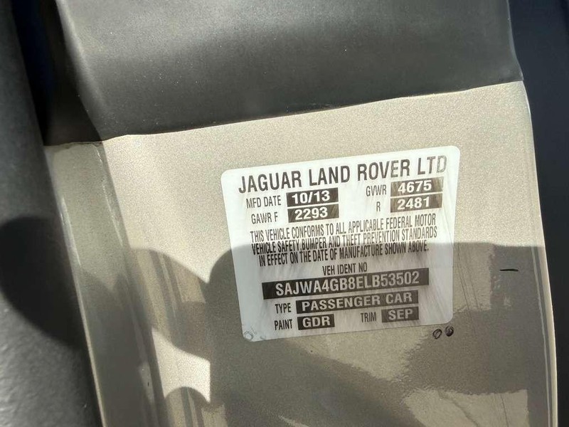 Jaguar XK Vehicle Full-screen Gallery Image 34