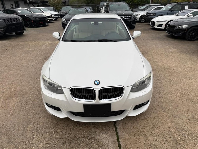 BMW 328i Vehicle Full-screen Gallery Image 04