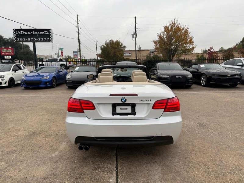 BMW 328i Vehicle Full-screen Gallery Image 12