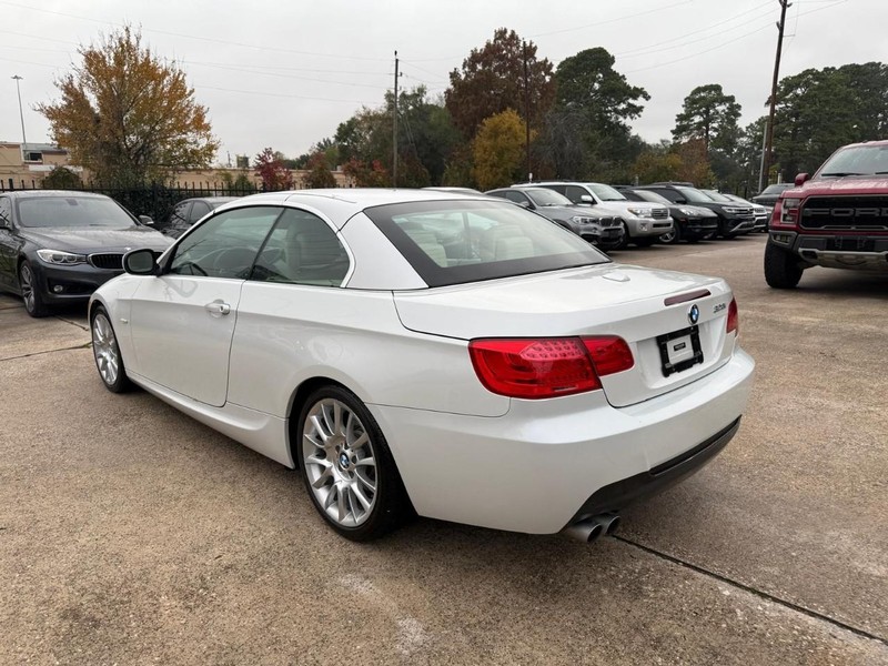 BMW 328i Vehicle Full-screen Gallery Image 15