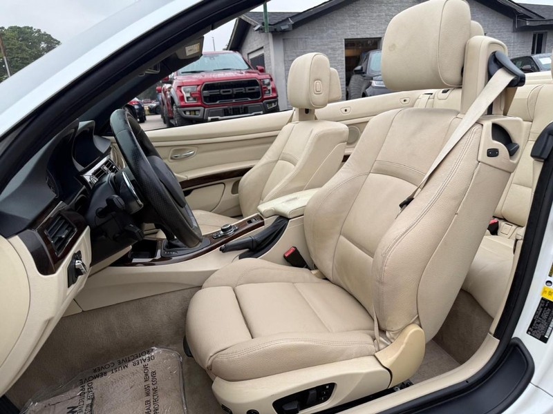 BMW 328i Vehicle Full-screen Gallery Image 19